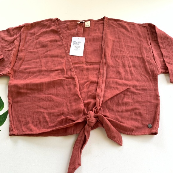 🌺ROXY Tie Front Crop Top🌺 - Picture 2 of 5